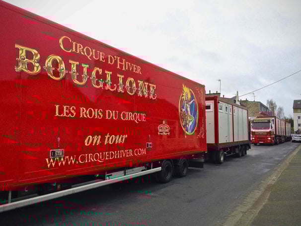 Entrée des convois du Cirque d'Hiver Bouglione à Saint Brieuc
