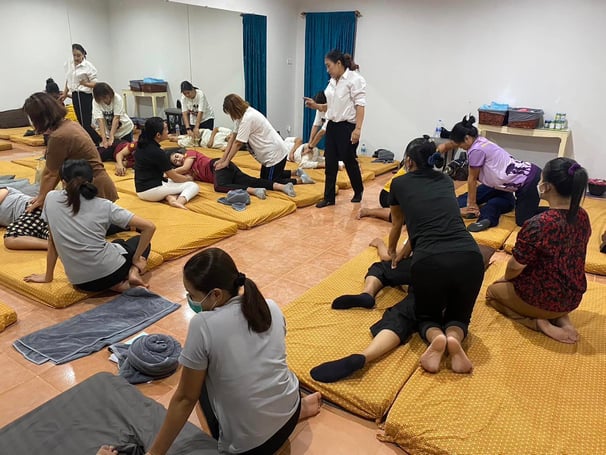 people learning thai massage