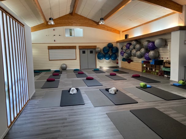 salle de bien-être cours Fitness Yoga Pilates Stretching  Zumba Tai-chi Chi gong Danse 