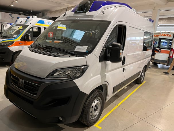 Виробництво автомобілів швидкої допомоги Fiat Ducato на заводі – процес складання