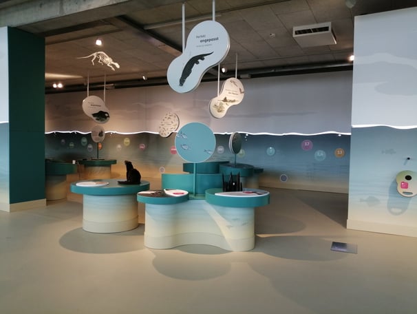 Ein LED-Streifen, der die Wasseroberfläche nachahmt und dabei Farbe und Intensität ändert.