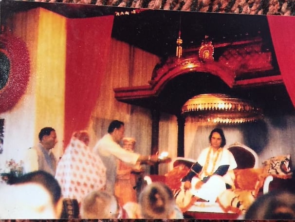 Shri Muniraji offre l'Aarati a Babaji