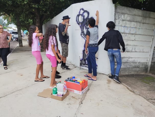 oportunidade para os jovens expressarem seus pensamentos e sentimentos por meio da arte urbana.