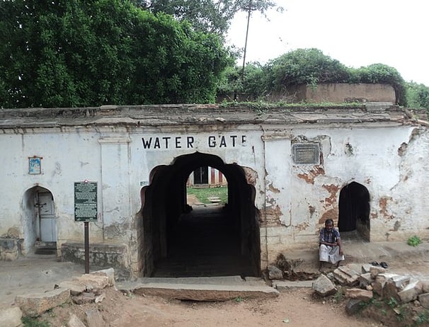 Water gate Srirangapatna fort - Hyderabad to Bangalore tour package