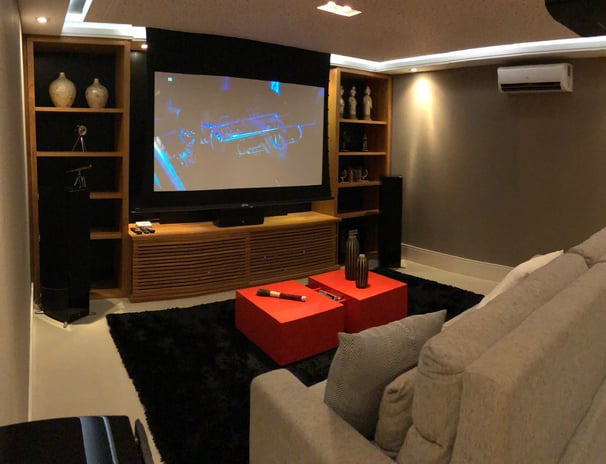 Um cinema em casa!Experimente uma nova dimensão de entretenimento com nossos sistemas personalizados