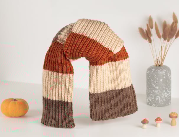 Echarpe tricolore marron beige orange sur fond blanc décor citrouille et champignons