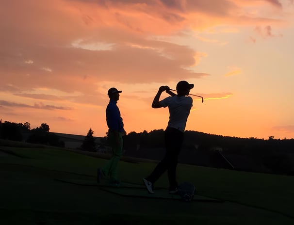 Dein Selbstführung Mentor bei Dämmerung auf Driving Range