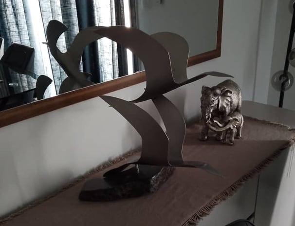 Sculpture design d’un oiseau minimaliste en métal noir, pièce artistique contemporaine