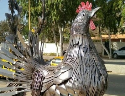 Sculptures métalliques d’un coq, créées à partir de pièces de récupération