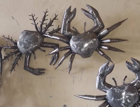 Crabes décoratifs en métal recyclé, sculptures détaillées fabriquées artisanalement