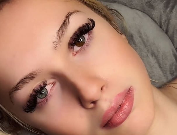 alt="before and after lash extension results"