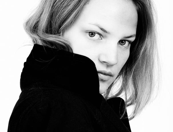 Portrait jeune femme en noir et blanc