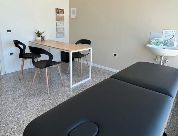 Lettino di lavoro dentro lo studio del nutrizionista di Camisano Davide Milani