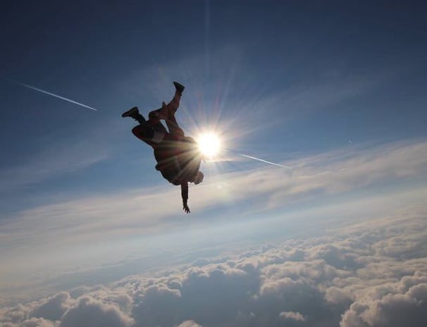 Dein Selbstführung Mentor bei Fallschirmsprung über den Wolken