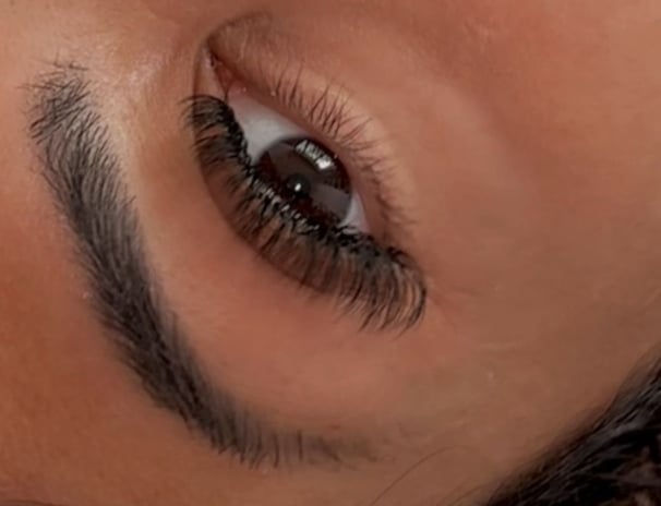 alt="luxury lash extensions setup"