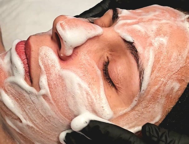 detalhe do rosto de uma mulher recebendo tratamento facial de limpeza de pele