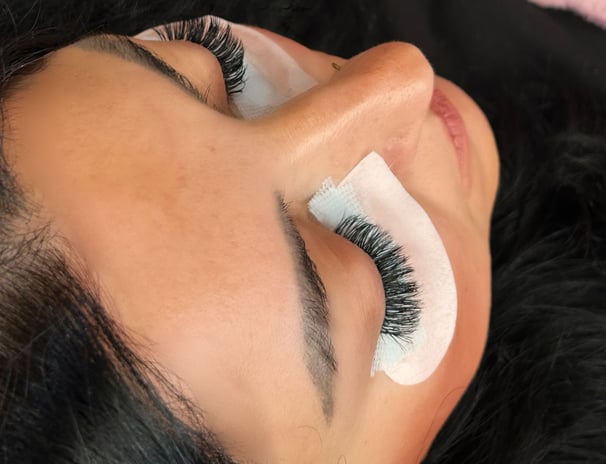 alt="before and after lash extension results"