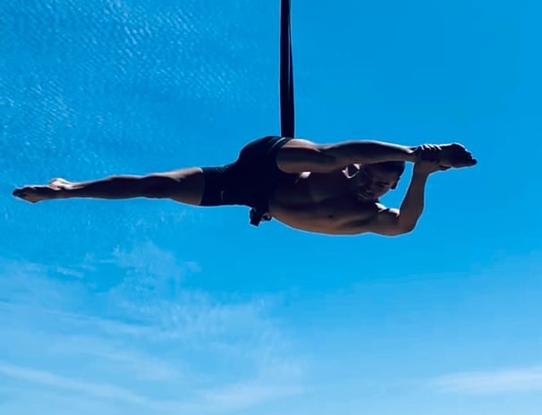 Circo e Faixa acrobática com Emanuel Fuentealba Leon