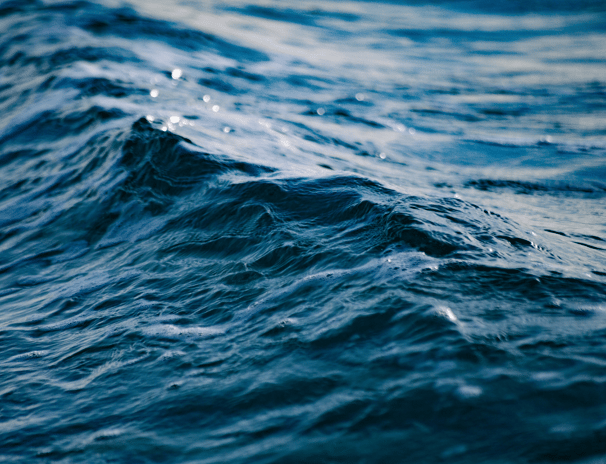 Mare blu calmo e profondo, simbolo visivo di introspezione, consapevolezza e profondità interiore
