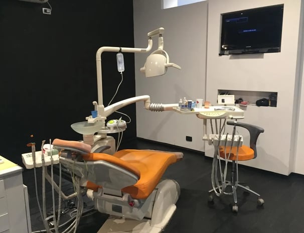 Consultorio de Estética Dental Dra. Sors: Sillón dental moderno y equipo especializado