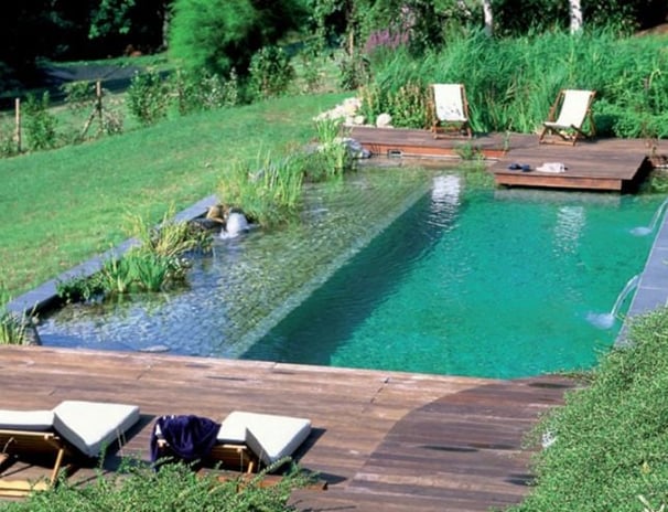 Une piscine avec terrasse et chaises longues