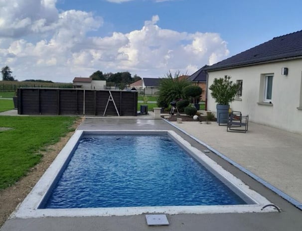 Une piscine avec vue sur les nuages en arrière-plan