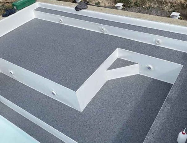 Une piscine en béton esthétique à l’eau claire et pure.
