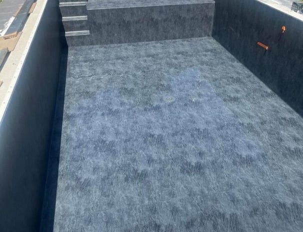 Une piscine en béton.