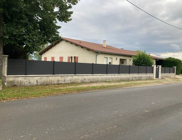 Maison moderne avec clôture en aluminium noir