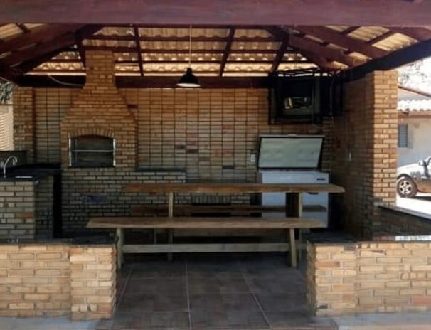 Área de lazer completa com churrasqueira, forno e fogão a lenha.
