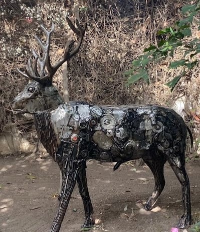 Cerf grandeur nature en métal recyclé, œuvre originale de Moussa Fofana exposée à Dakar