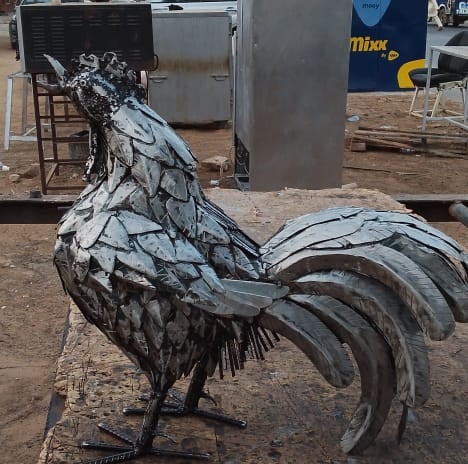 Sculptures métalliques d’un coq, créées à partir de pièces de récupération