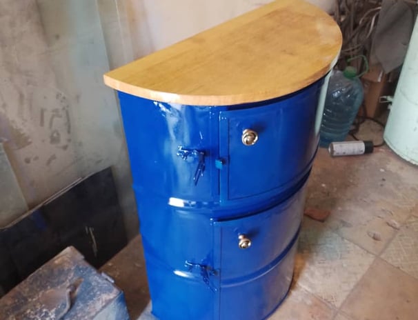 Meuble bleu conçu à partir d’un fût recyclé, alliant fonctionnalité et design métallique