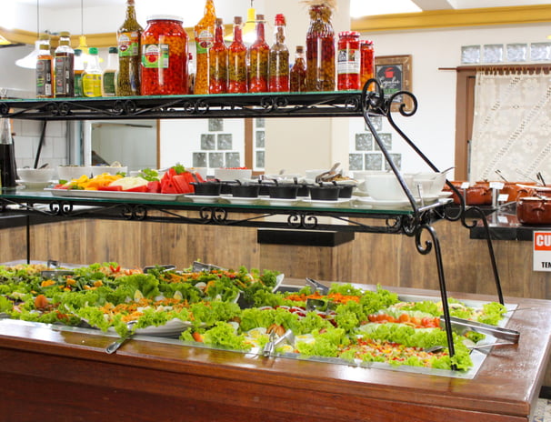Amplas opções de saladas e frios