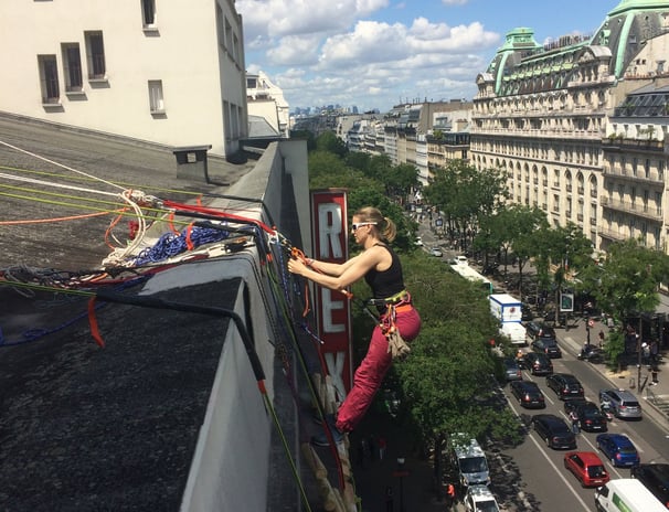 insatllation et encadrement d'un rappel sur la facade du grand rex paris avec CAP'S aventure