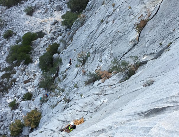 initiation escalade de grande voie en sardaigne pour damien