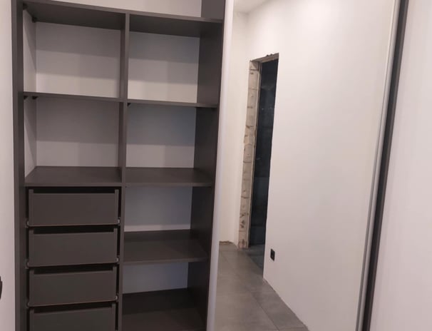 Prieškambario spinta su veidrodžiu