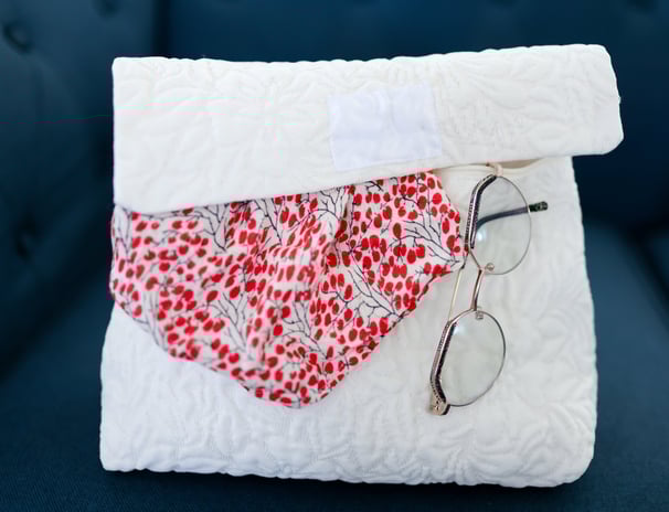Pochette ÉTOFÉ blanche en tissu réemployé avec tissu floral rouge, accessoire chic avec lunettes