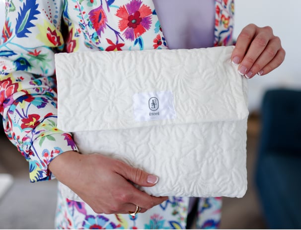 Pochette blanche ÉTOFÉ à motifs floraux, confectionnée en tissu d’ameublement détourné, tenue