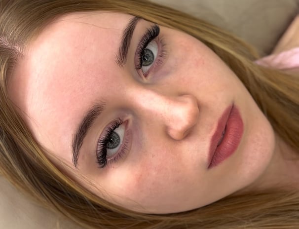 alt="mobile lash technician applying lashes in London home"