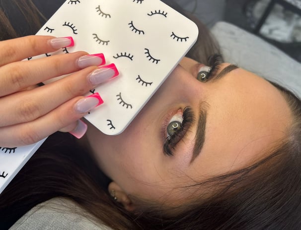 alt="luxury lash extensions setup"