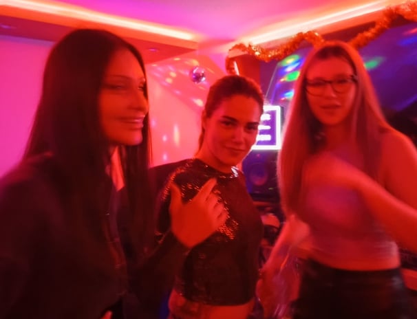 a group of women standing around a DJ pult