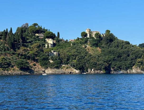 Baia di Portofino con mare e natura