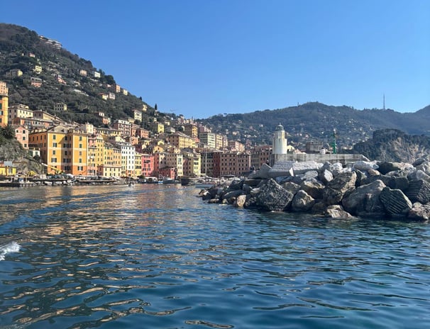 Entrata nella baia di Camogli con case colorate e faro