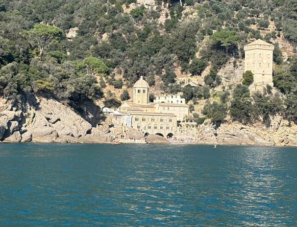 Vista della baia di San Fruttuoso con mare e edificio storico