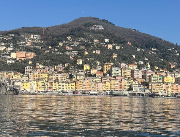 Camogli vista dal mare con mare e case colorate