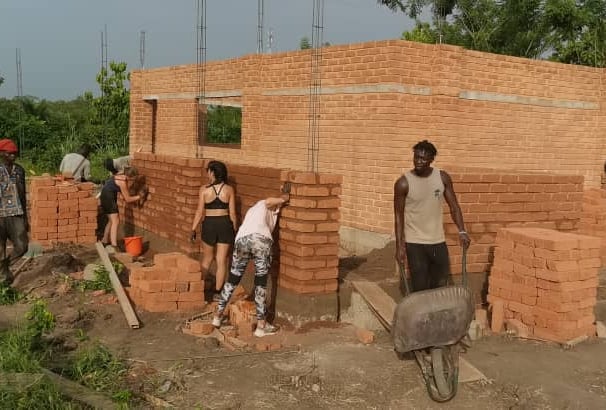 Projet de construction de cantine scolaire en terre cuite.