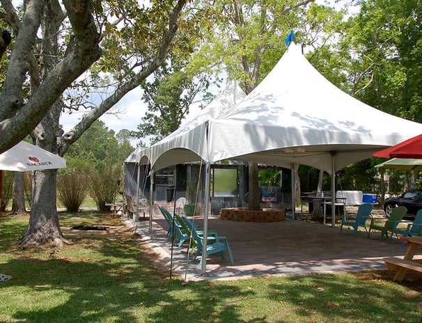 Carpa 20x40 en el patio de una casa, en el paso