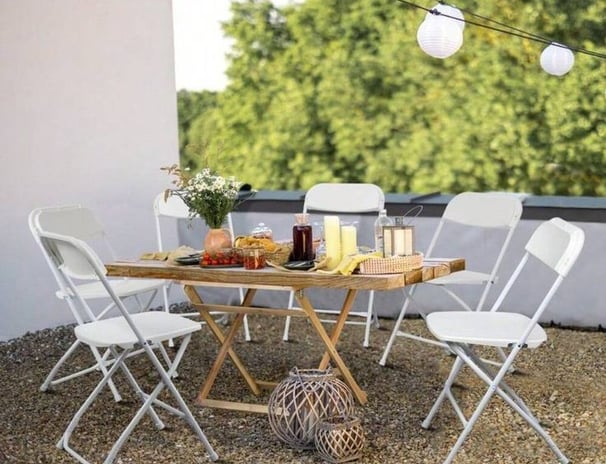 Sillas blancas plegables para eventos al aire libre, el paso diamond events