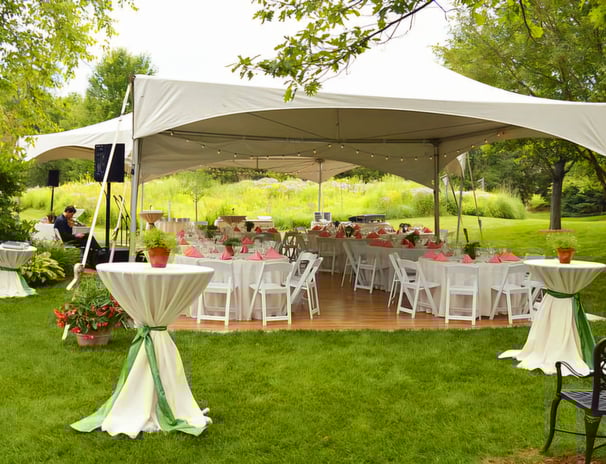Carpas 20x40 con sillas, mesas redondas, y mesas de coctel